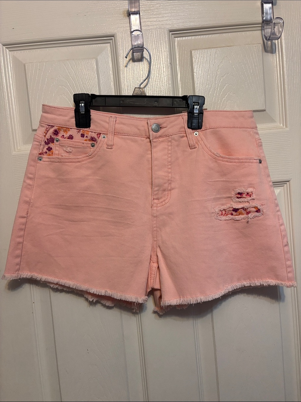 NEW Women’s Time and Tru Pink Distressed Denim Shorts with Floral Inset Sz 10